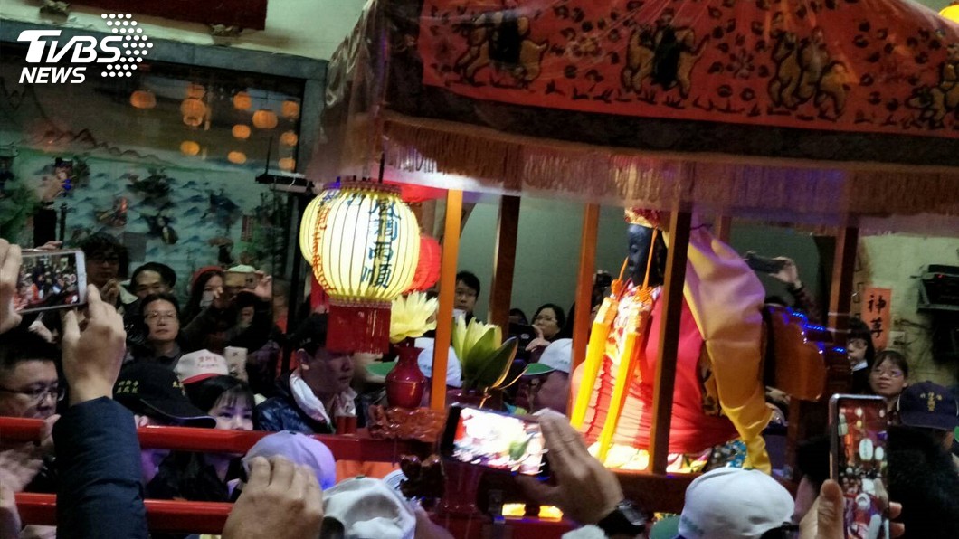 台南東山迎佛祖登場 信眾搶「鑽轎底」祈福