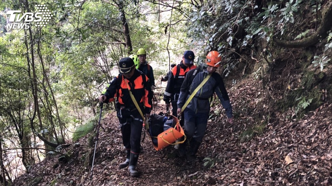 男子登山受傷 救難人員7小時搬運救援