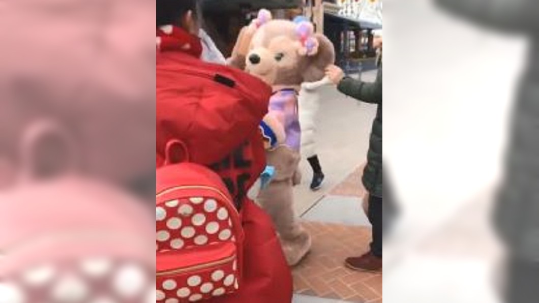 上海迪士尼人偶又遭襲　「莉玫」被拉耳朵傷退