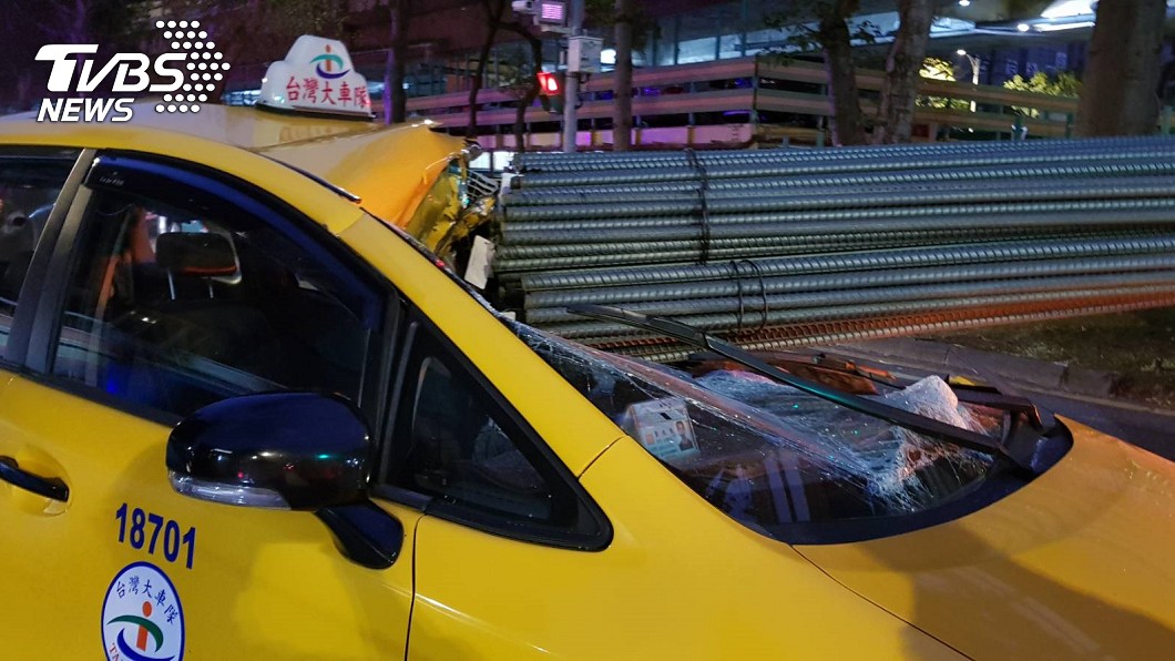 小黃未注意拖板車　19公尺鋼條直插駕駛座濺血