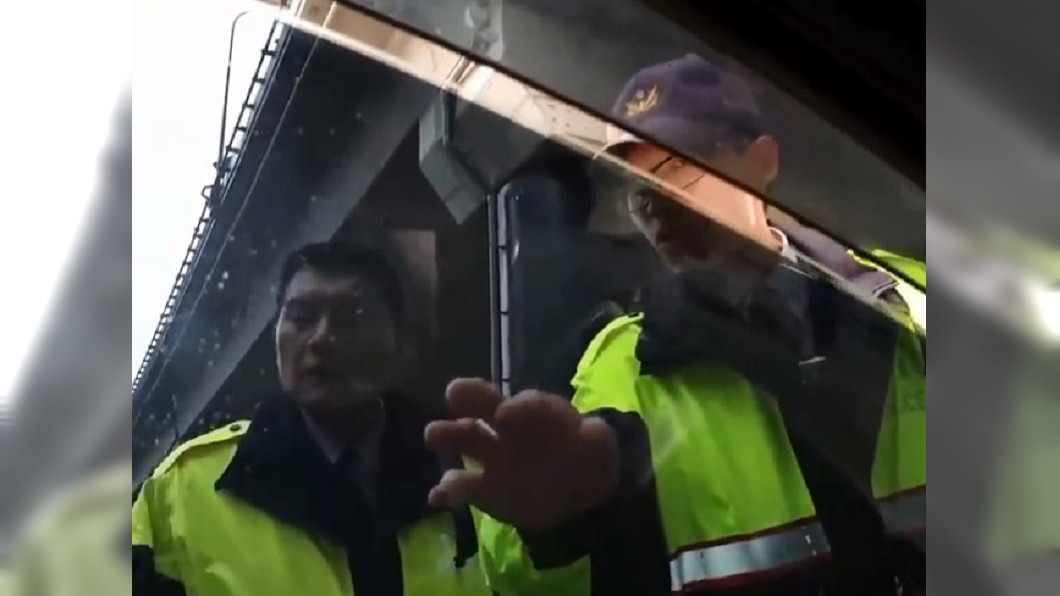 「懂法律就是不一樣」　他這招躲過臨檢：警員證咧？