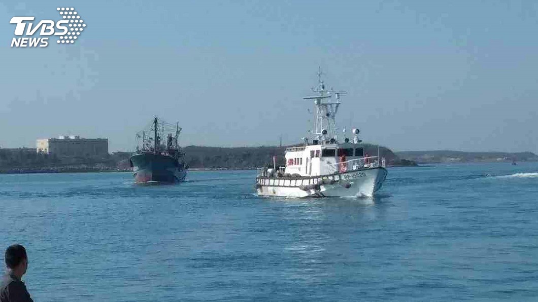2陸船被查扣月餘繳清罰款　澎湖海巡隊驅離出境