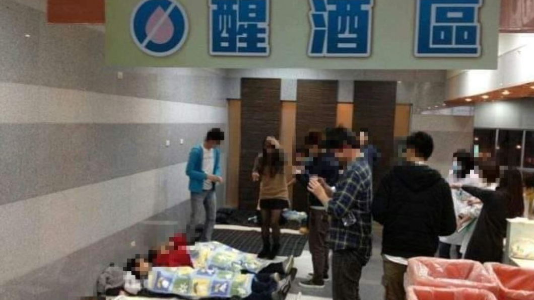 蓋好被躺一排!公司尾牙超貼心專區 她笑:變「停屍間」