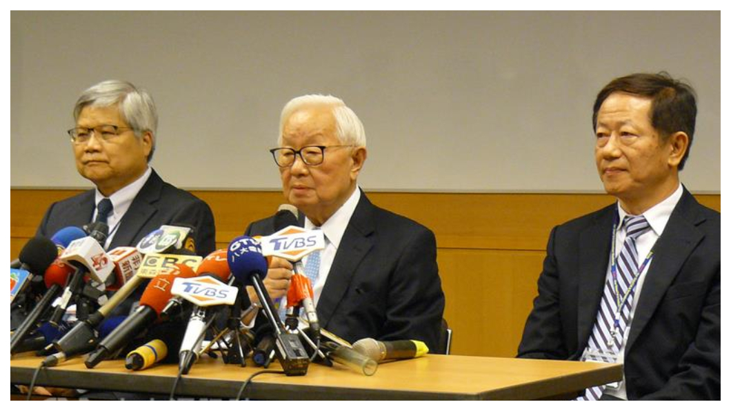台積電雙首長接班後，半年來已連續發生電腦病毒事件、南科Fab14B廠產生晶圓瑕疵，盛傳nVidia、華為及海思等大客戶皆受影響，前花旗半導體知名分析師陸行之臉書直言，台積電「皮帶鬆了」! 不禁令投資人憂心：難道1加1不僅沒有大於2，甚至有可能會小於1？左一為台積電總裁魏哲家,右一為現任董事長劉德音,中間為已退休的榮譽董事長張忠謀。     圖／中央社