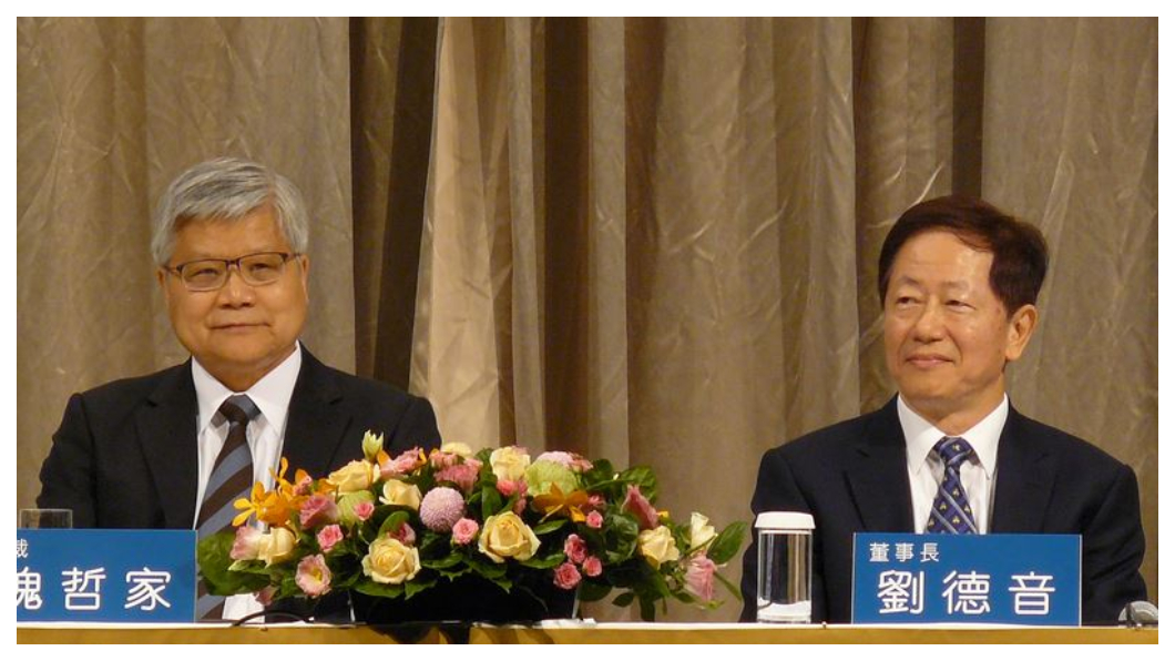 台積電「雙首長制」是榮譽董事長張忠謀最引以為傲的交棒制度，聯發科、華碩等各大科技公司莫不爭相仿傚，對雙首長發揮「一加一大於二」的期待，溢於言表，然而，交棒半年後卻接連二次發生意外事故，讓投資大眾憂心「一加一可能不大於一」？圖右為台積電現任董事長劉德音,左為總裁魏哲家。    圖／中央社