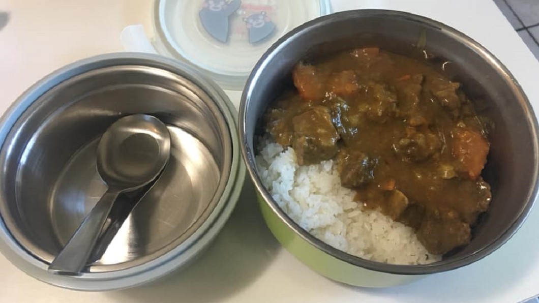 同學會笑…兒怨「大餐碗像狗狗吃飯」 母一句話解決煩惱