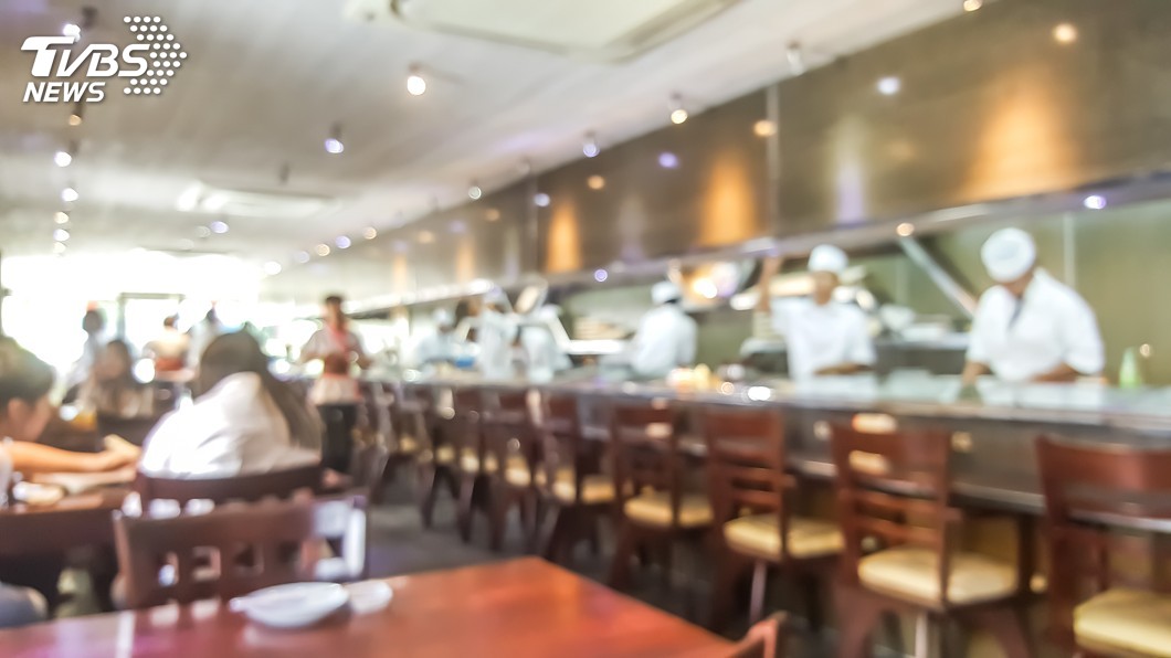 砸冰塊、鍋勺放跨下 日丼餐廳店員惡搞直播
