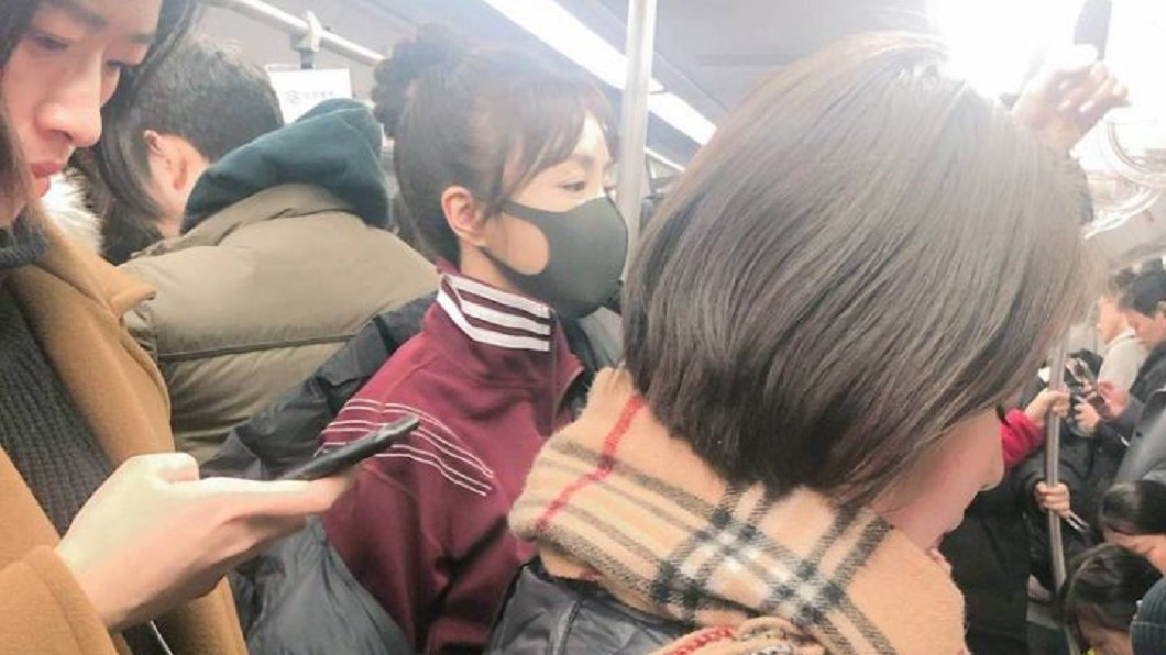 別滑手機了！野生秦嵐搭地鐵「超仙美貌」只有她看到