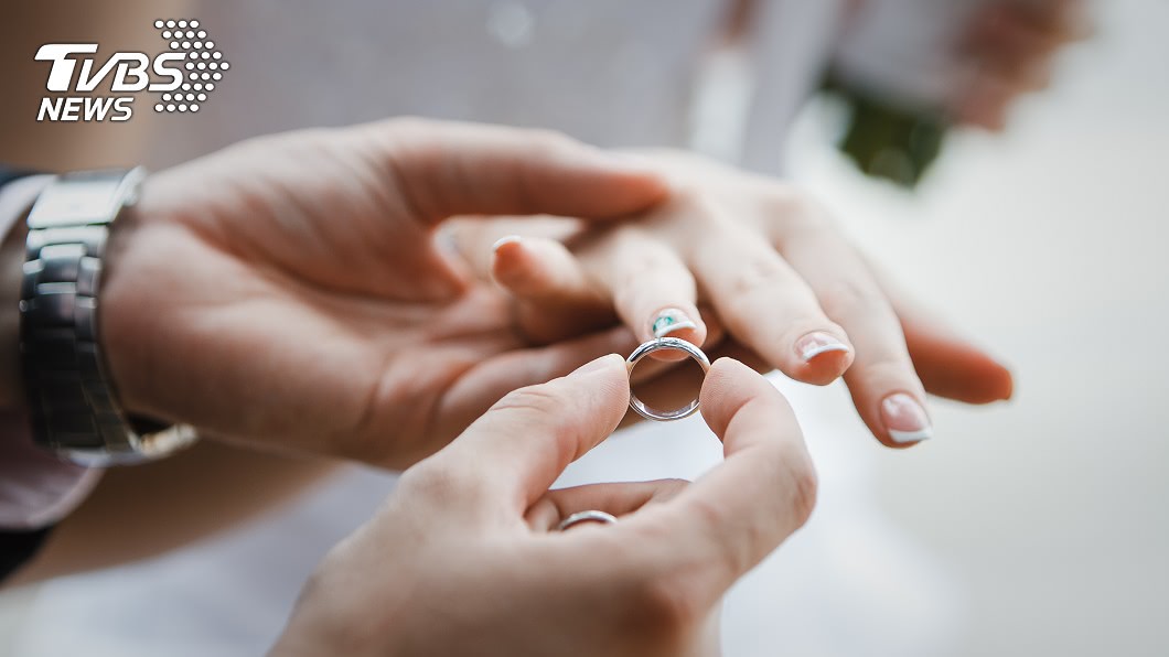怎麼面對?男求婚被拒傻了 女回:等你父母雙亡我才嫁