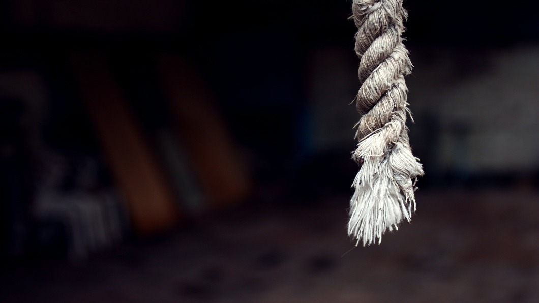 基隆男失蹤7年 大甲溪畔50米峭壁棉繩上吊亡