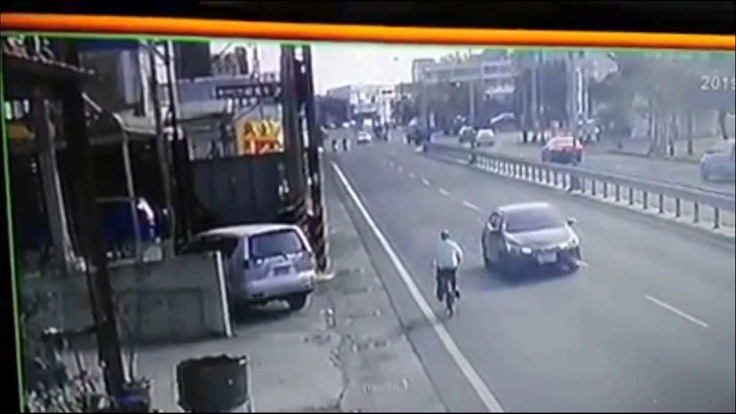 詭異!單車翁逆向 突衝快車道遭撞慘死