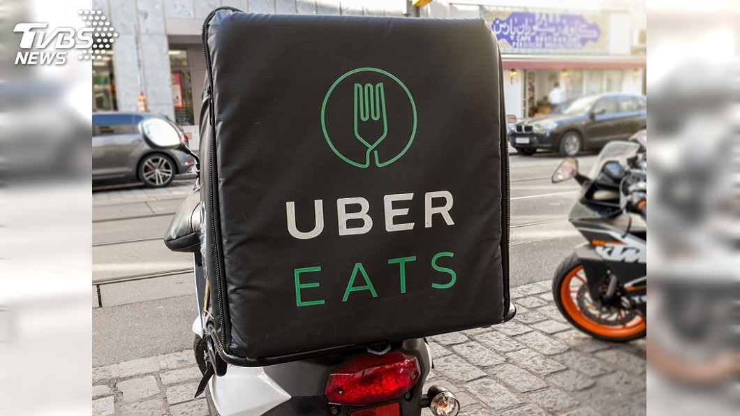義Uber Eats涉剝削弱勢外送員 拖薪還拿走小費