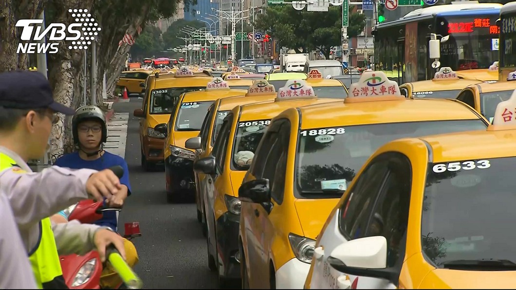龜速路過政院!3千小黃癱北車交通 嗆「下一步找總統」