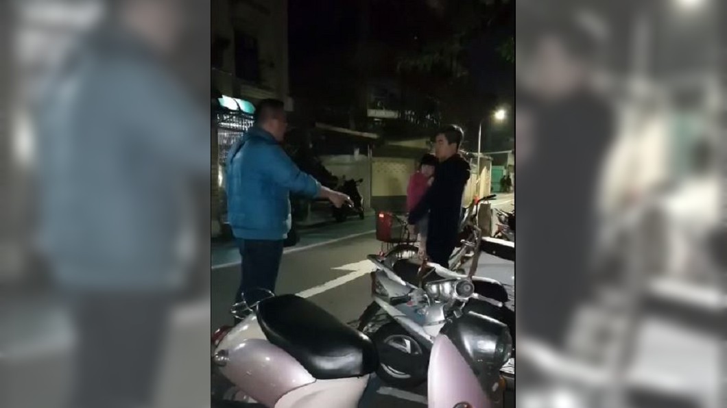 倒立搖晃女兒哭求饒 正義哥飆罵:你真是她父親嗎?