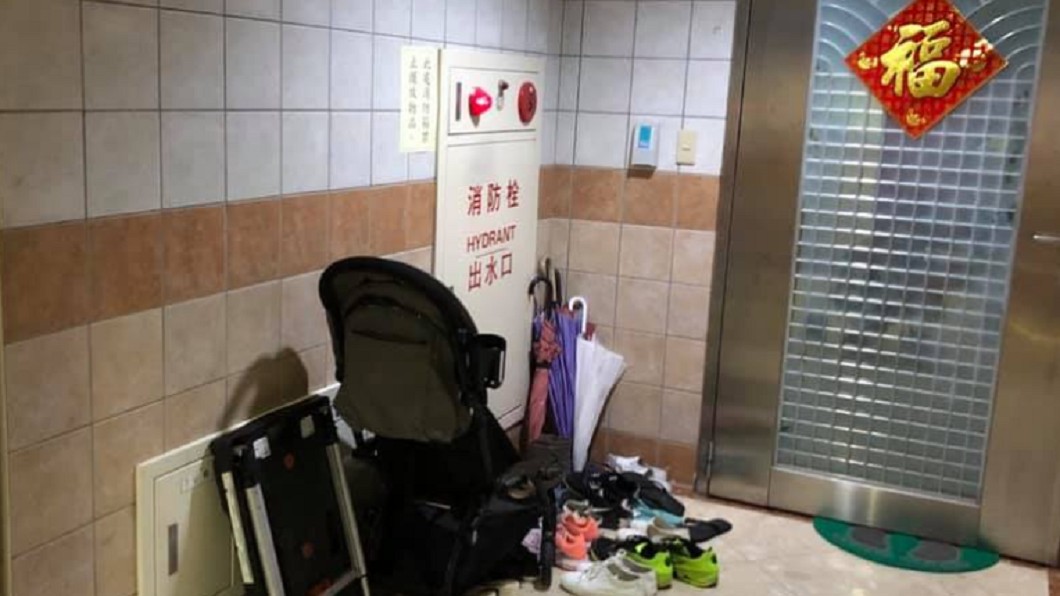 鄰居門口狂堆雜物!夫無奈移回竟遭捶門嗆聲 人妻超無奈