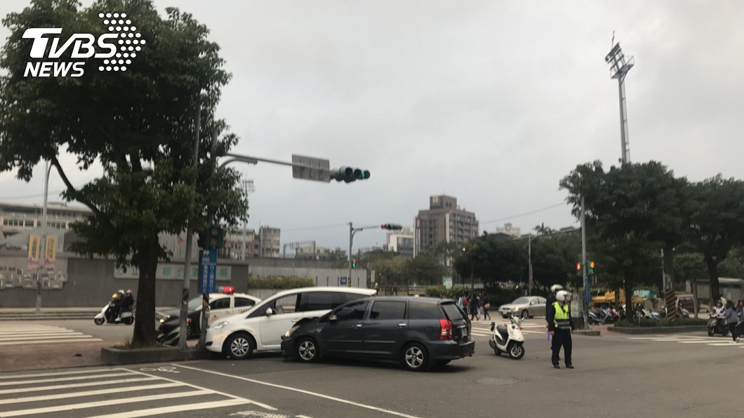 未坐安全椅!女童坐副駕沒繫安全帶 舌頭遭撞斷裂