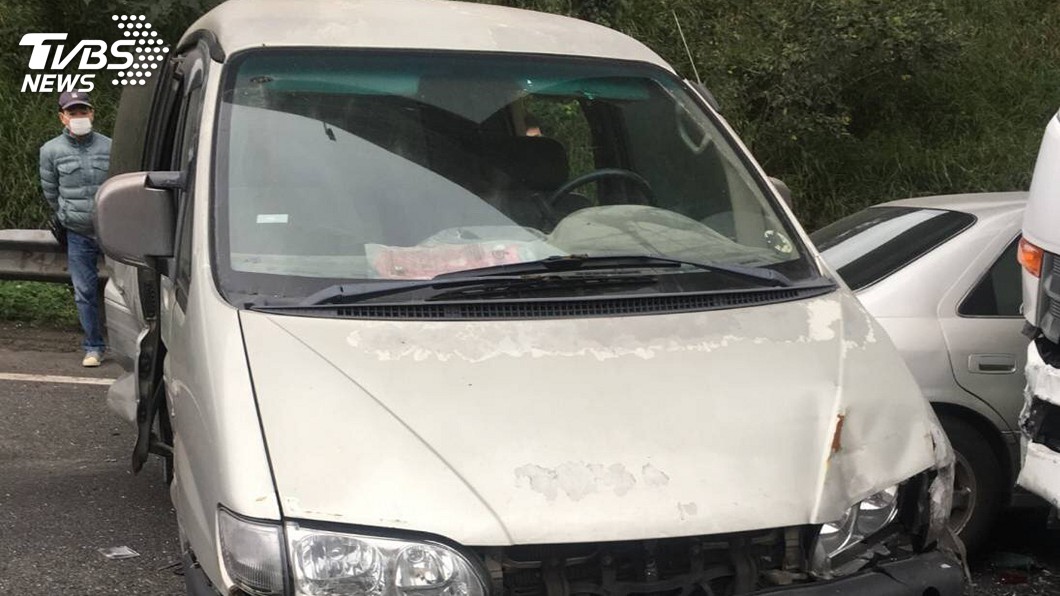 疑未注意前方車況 國1林口段大貨車追撞6車