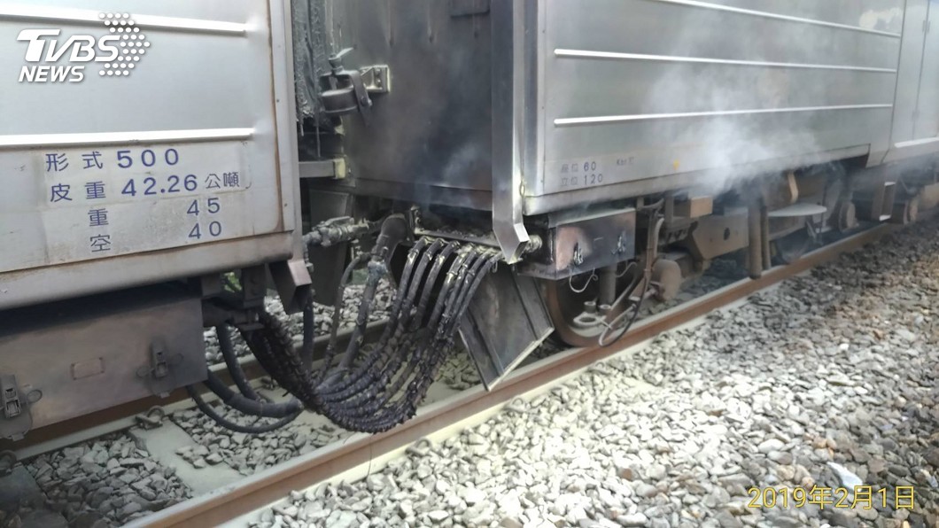 區間車廂外冒煙 台鐵:電氣連結線燒毀