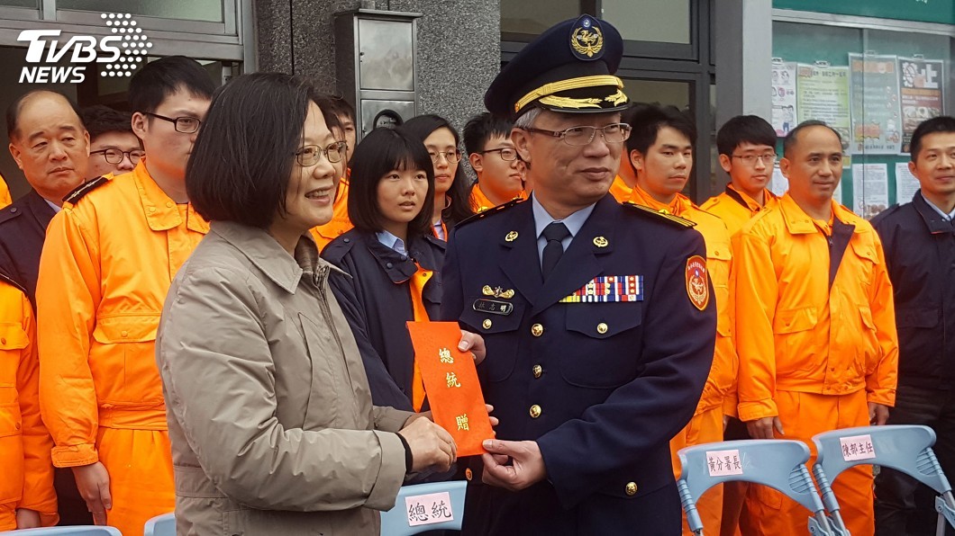 慰勉海巡防堵非洲豬瘟辛勞 總統致贈加菜金