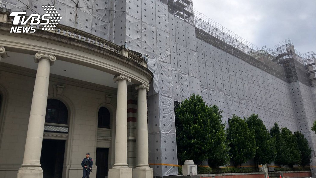 總統府搭起棚架，清洗外牆。為了保護百年古蹟，施工單位以清水加壓清洗，透氣漆粉刷、再噴塗奈米防污劑。／中央社