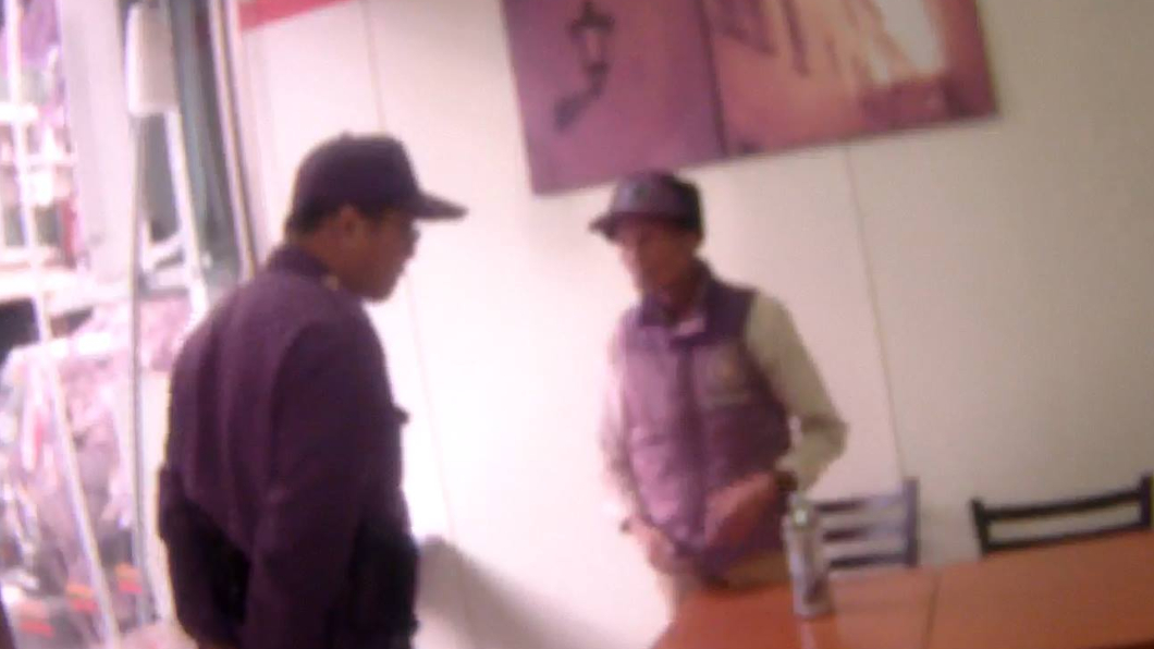 流浪老婦僅剩11元!飲料沒錢付 暖警掏腰包揭不捨真相