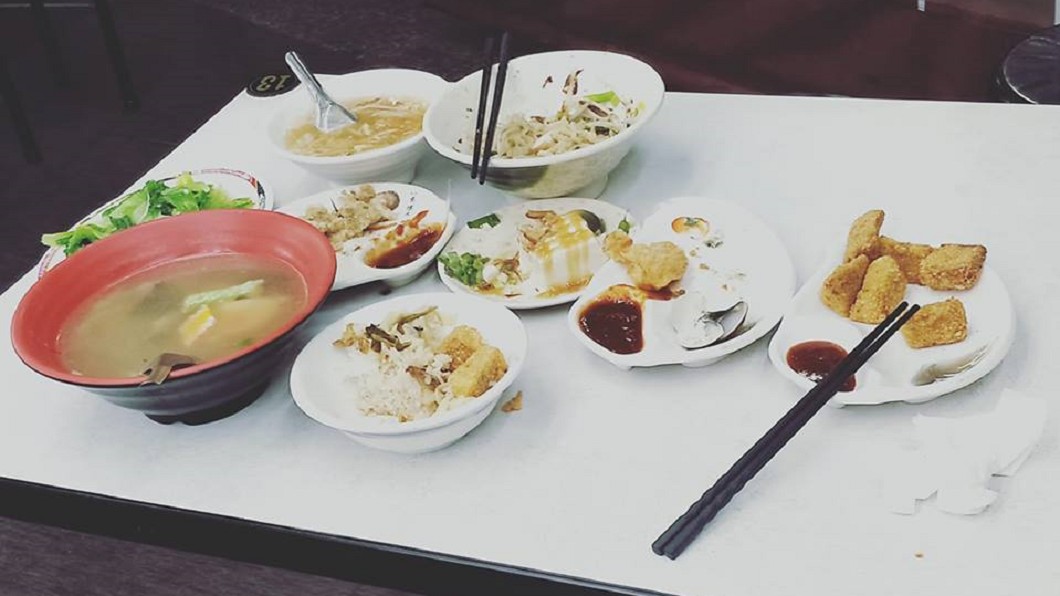 情侶點一桌菜…吃幾口就閃人 他痛罵:花錢就可以浪費?