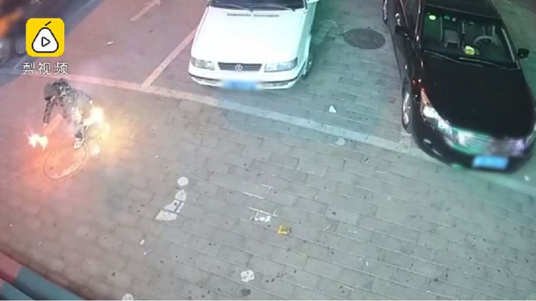 影／男童塞仙女棒入人孔蓋　點燃沼氣炸翻路面