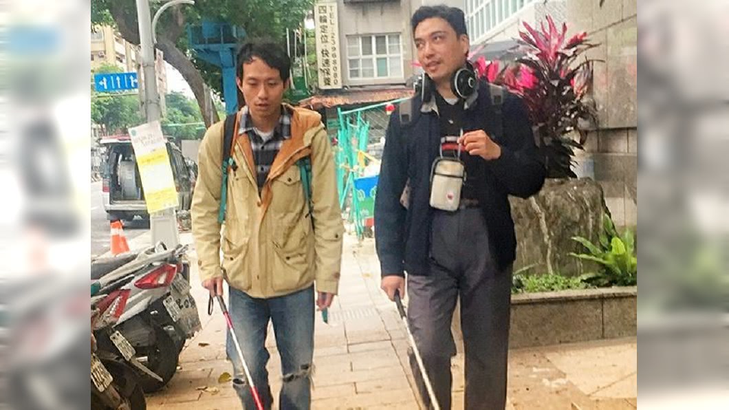 張哲豪跟著「盲人律師」李秉宏，學習如何使用盲人杖。圖／翻攝自張哲豪Daniel Chang臉書