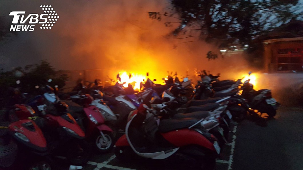 楊梅火車站停車場除夕無名火 24輛機車燒毀
