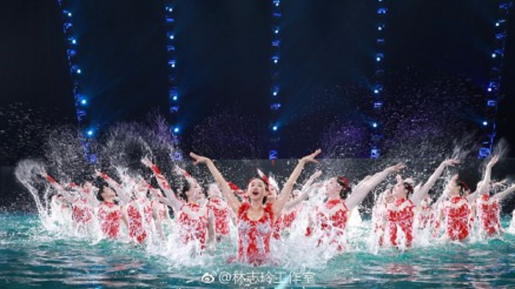 林志玲春晚表演水上芭蕾舞。圖／翻攝自林志玲工作室微博