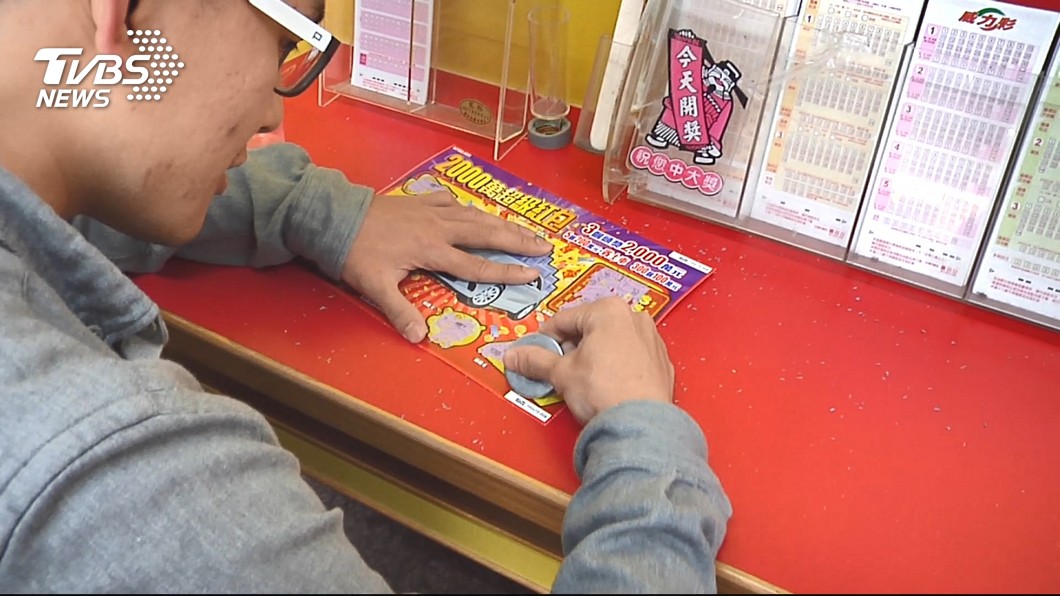 超幸運!男子將店內2000元刮刮樂全買光 竟刮中百萬