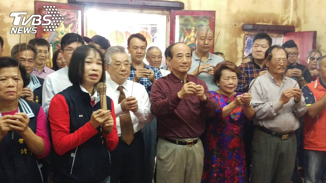 前立法院長王金平(前中)5日前往屏東縣恆春鎮鵝鑾鼻保安宮參拜。(圖/中央社)