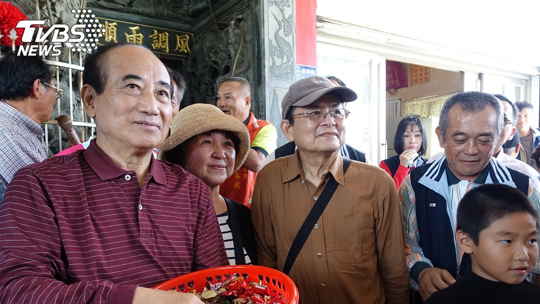 前立法院長王金平(前左)5日前往屏東縣恆春鎮鵝鑾鼻保安宮參拜,並發喜糖分享喜氣。(圖/中央社)