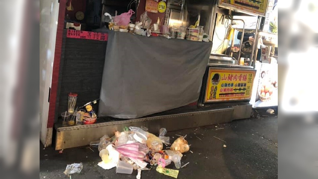公德心在哪？夜市攤販春節沒開店　遭人隨手亂丟成垃圾山