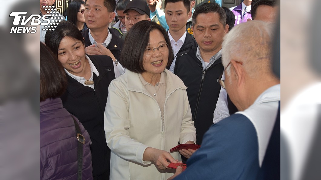蔡總統台南發福袋 盼執政團隊更接近人民