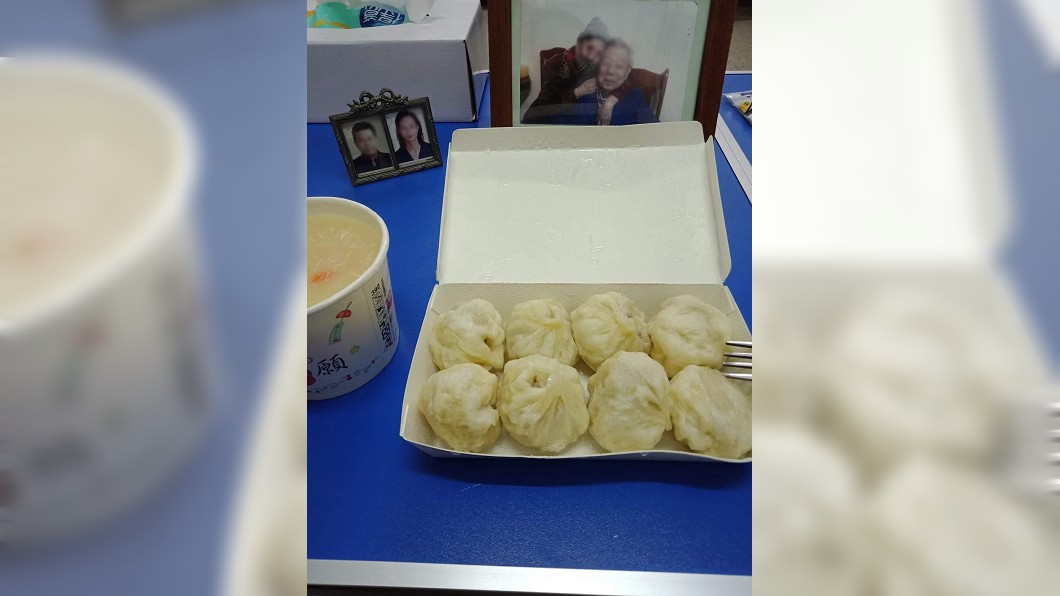 5人年夜飯「8顆肉包+濃湯」 這張團圓照惹哭上萬網友
