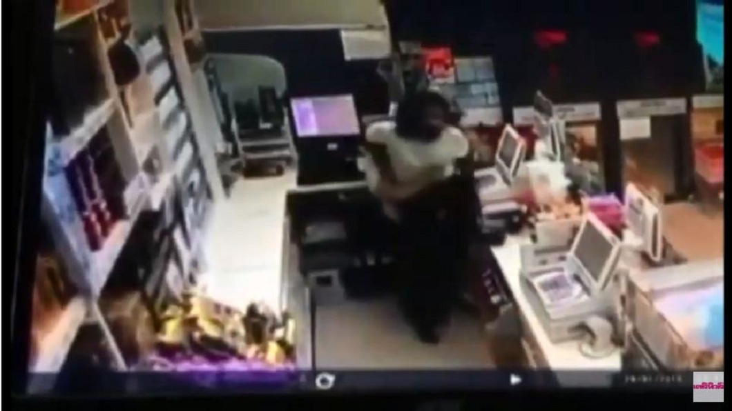 當時其中一名身材較瘦的女店員趁機要翻越饋台逃跑時，被另名身材較壯碩的女同事一把抱回。(圖／翻攝自YouTube)