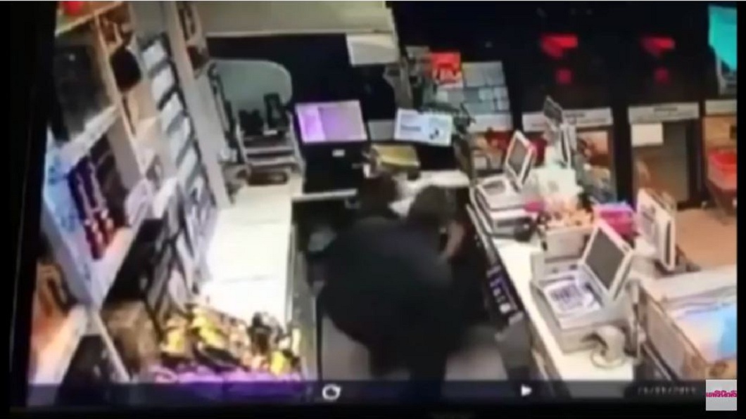 搶匪闖進櫃台後持刀刺人,，壯碩的女店員竟把較瘦弱的同事當成人肉盾牌，害對方腹部被刺。(圖／翻攝自YouTube)