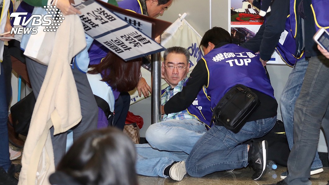 真的過勞?華航機師挺罷工 下秒突倒地「睡著」