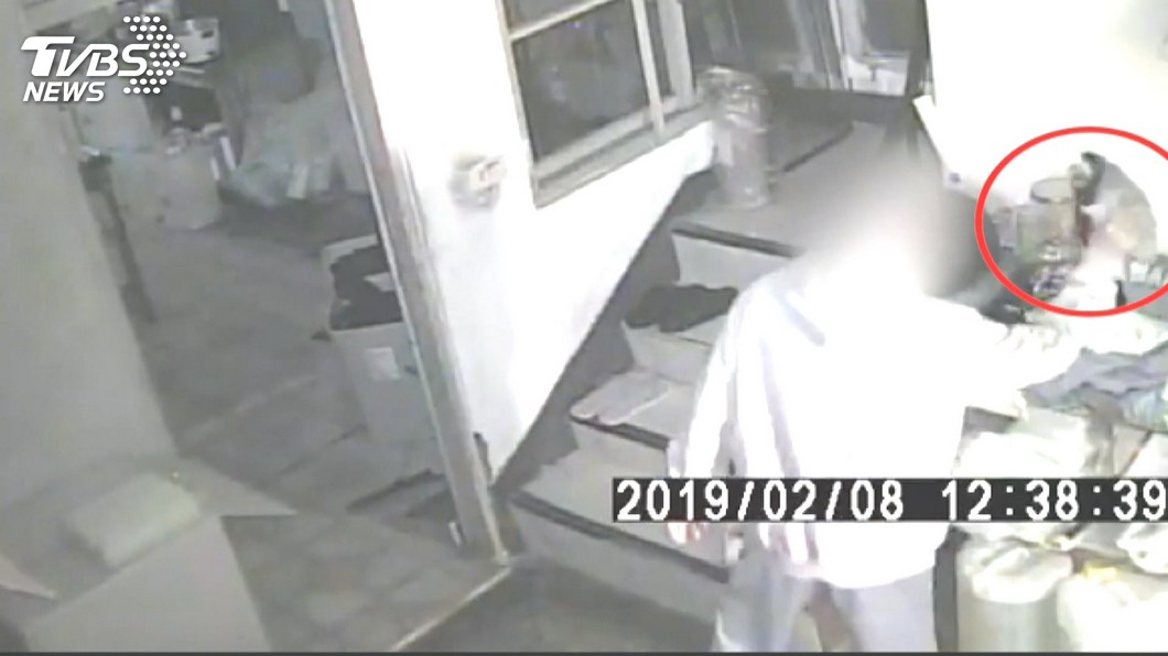 禿頭眼鏡男闖飲料店 走後門偷11萬