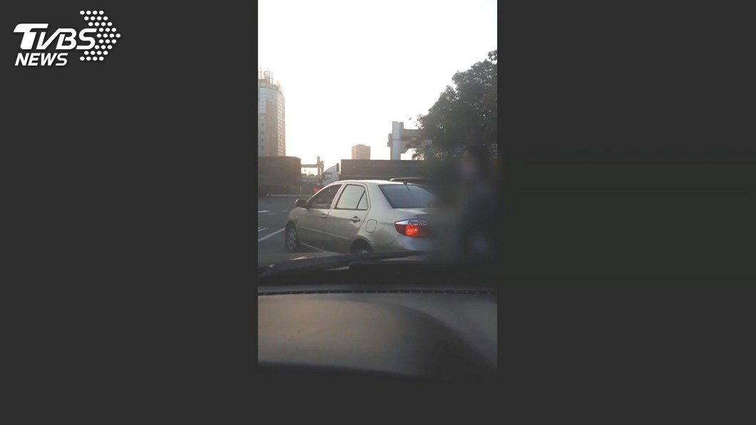 不給你停!車位難求 女「人肉霸占」不聽勸