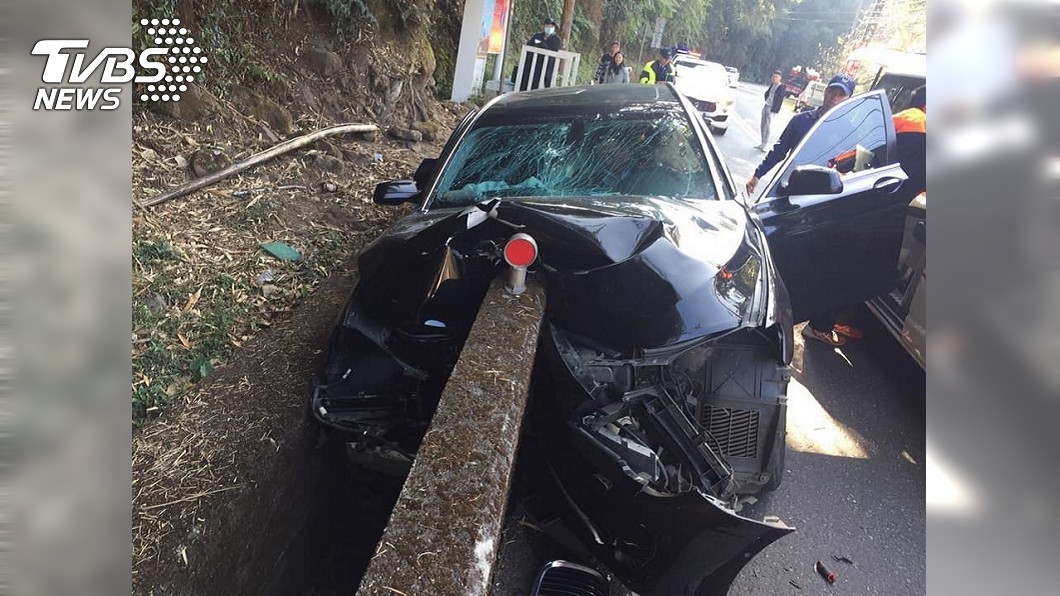 不夠硬!BMW對尬水泥護欄 車頭「切半」全毀慘輸