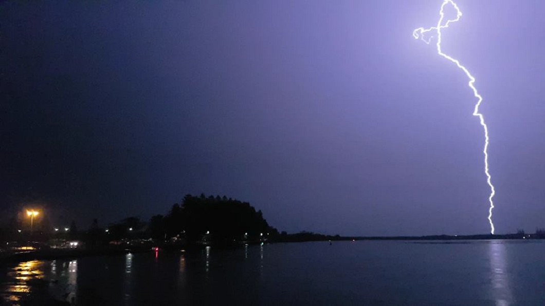 超大雷雨胞襲雪梨 晴空秒變風狂雨驟閃電秀