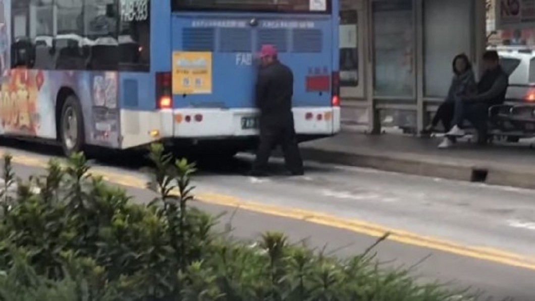 真的太急?公車司機紅燈下車解放 遭PO網引論戰