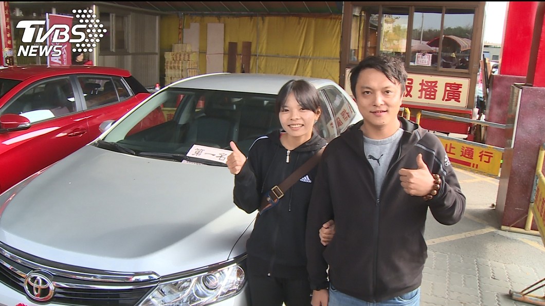 媽祖聽到了!才說今年結婚 準人妻「擲11聖筊」贏轎車