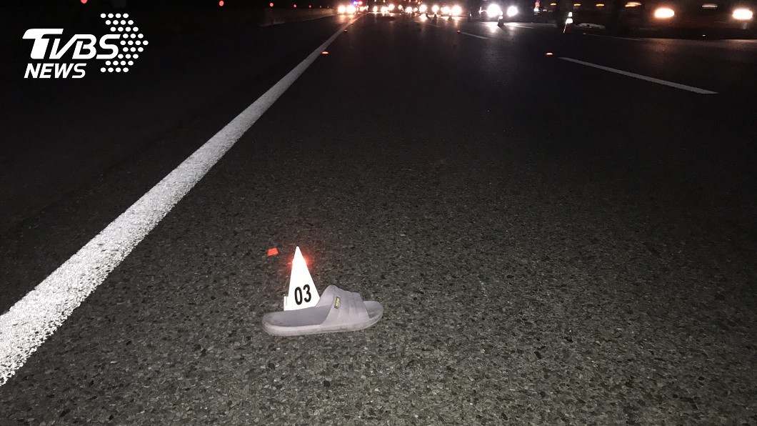 國道轎車撞護欄停路肩 男下車查看被撞成屍塊