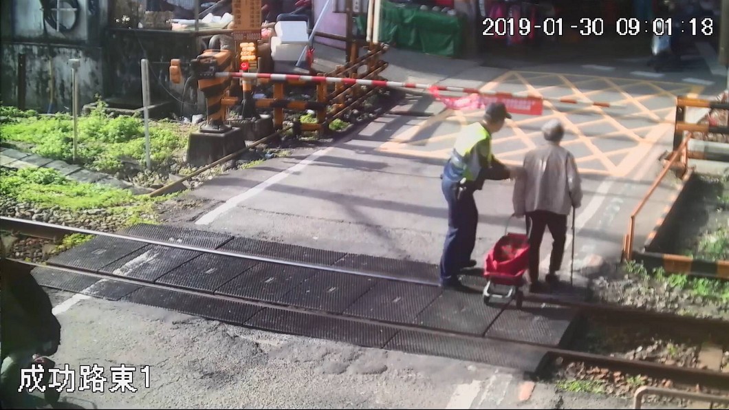老婦拖菜籃車過平交道 遮斷器突降下暖警伸援
