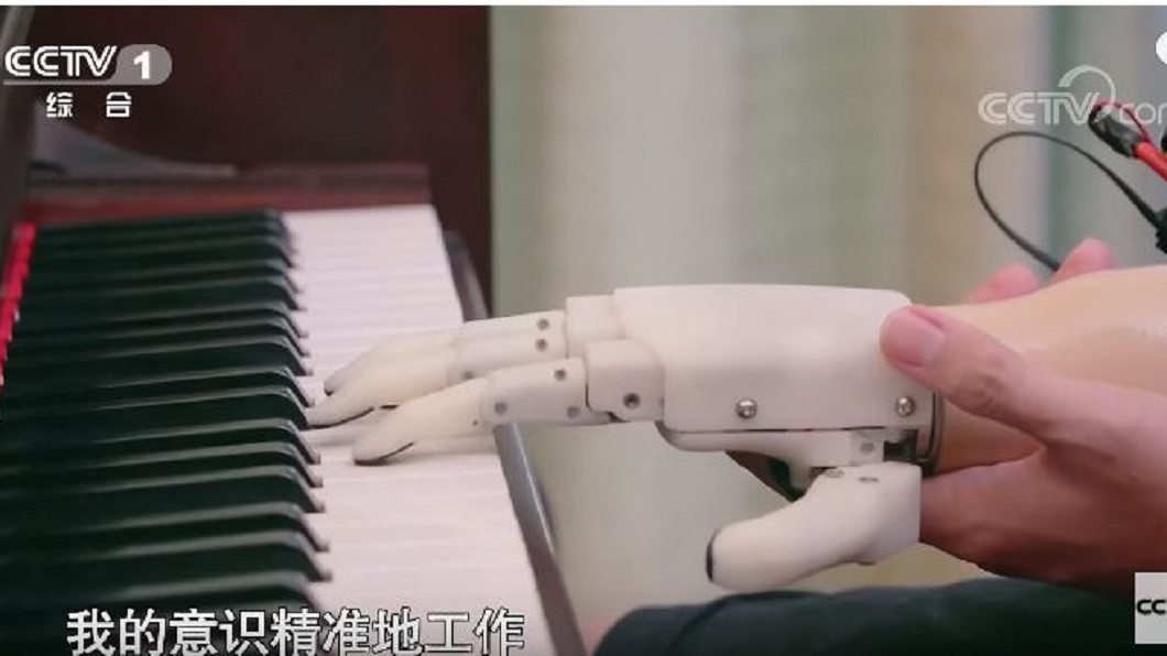 腦波控制智能義肢 使用者也能彈鋼琴