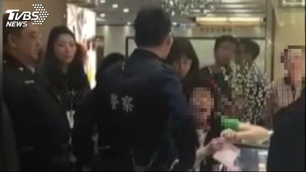 項鍊磨損1年要退 陸女遭拒大鬧百貨