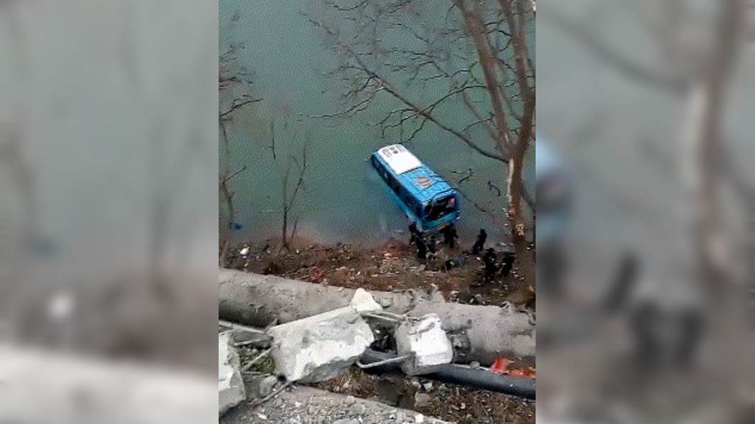 又傳公車墜江!乘客當場慘死 13人爬車窗驚恐逃生